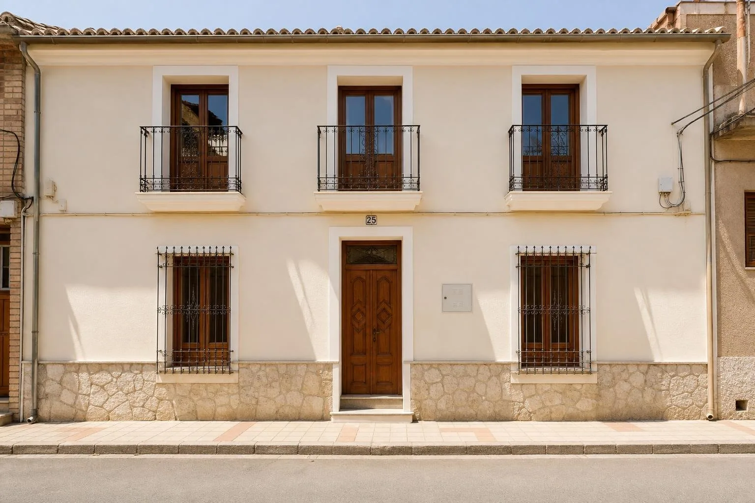Fachada de un edificio antiguo rehabilitada y recién acabada