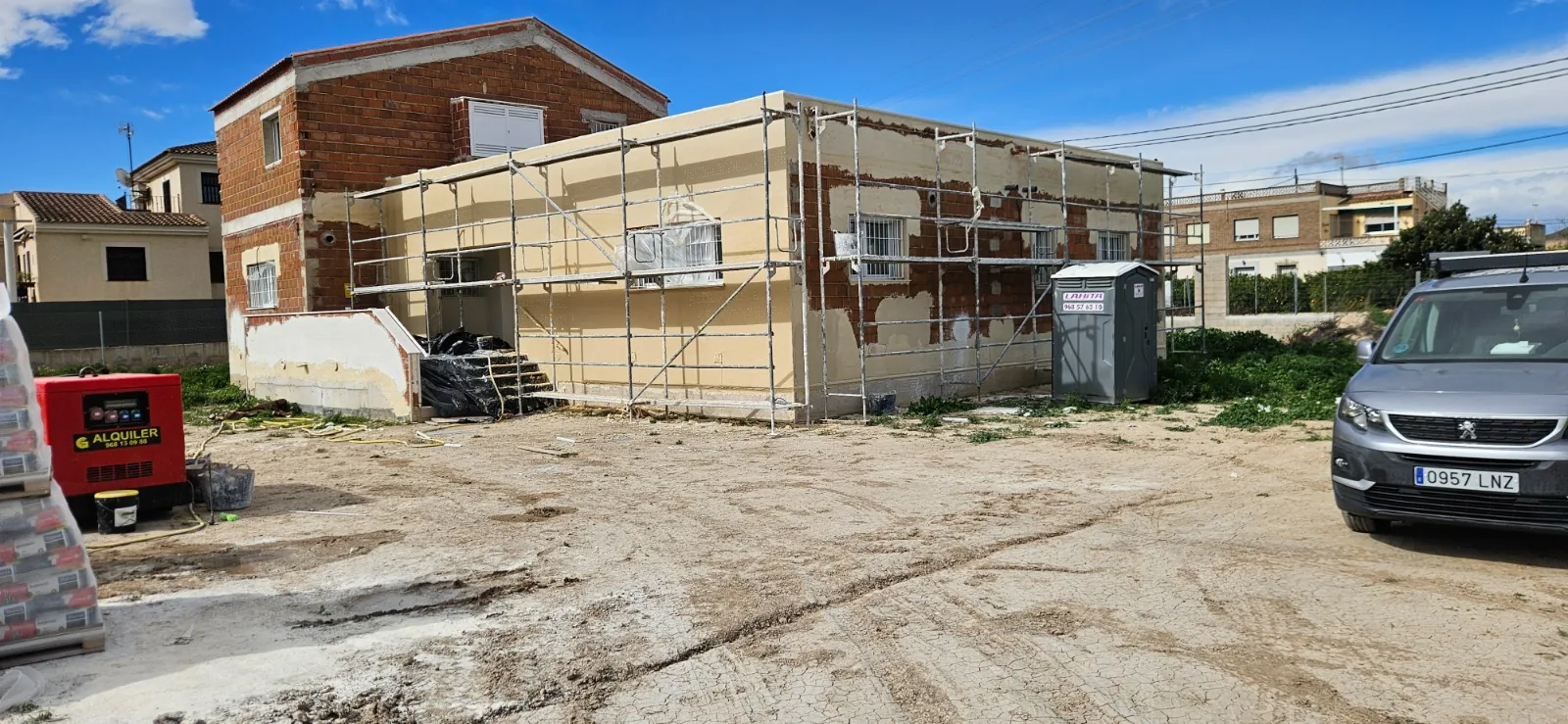 Casa con andamios y fachada en mal estado antes de su rehabilitación