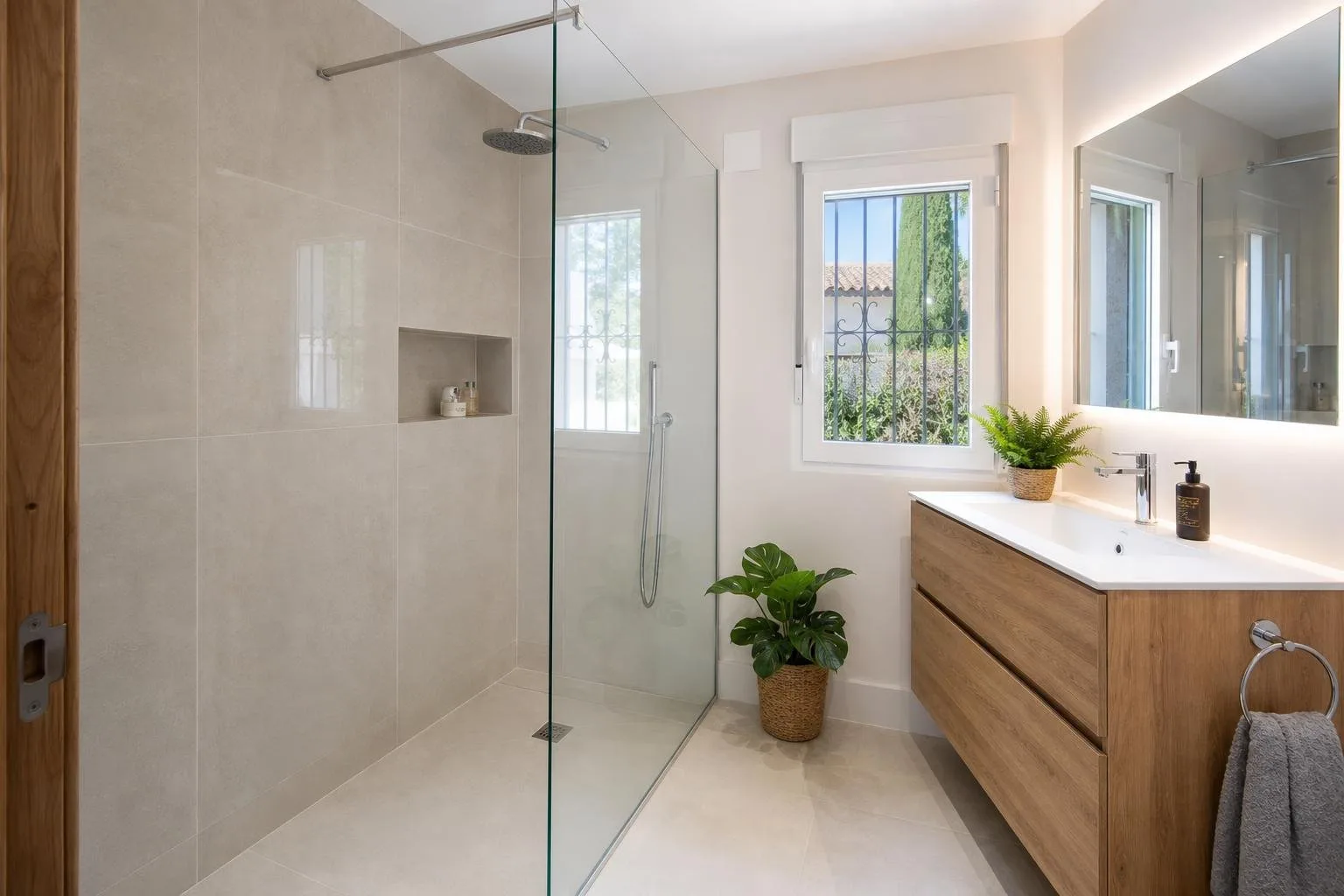Cocina reformada con muebles blancos y encimera de madera