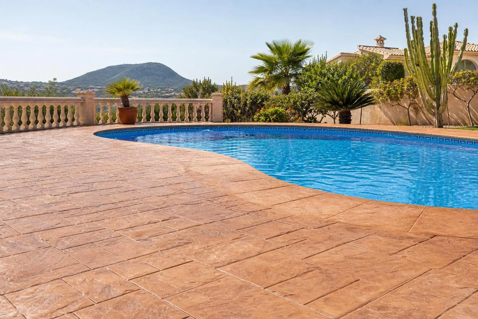 Entorno de piscina en hormigón impreso con diseño de madera